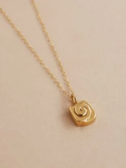 Wolf & Moon Cinnamon Bun Necklace -Wolf & Moon cinnamonbun necklace gold lifestyle 2