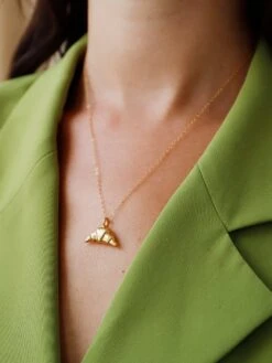 Wolf & Moon Croissant Necklace -Wolf & Moon croissant necklace gold model 1