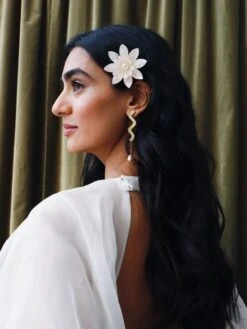 Wolf & Moon Dahlia Hair Comb -Wolf & Moon dahlia comb cream model 1