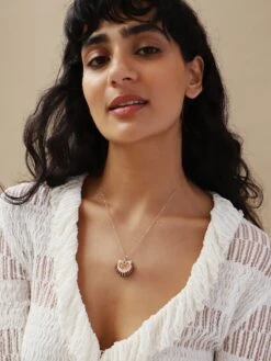 Wolf & Moon Scallop Shell Necklace -Wolf & Moon scallop necklace model 2