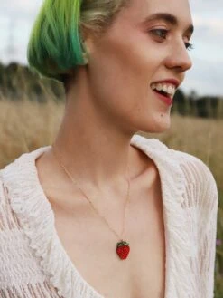 Wolf & Moon -Wolf & Moon strawberry ii necklace model 1